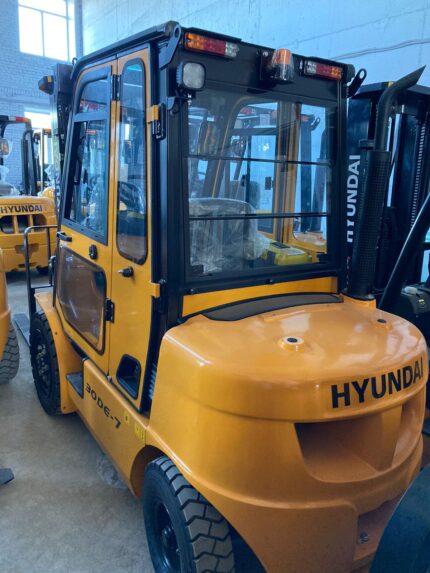 Фото 9 - Вилочный погрузчик Hyundai 30LE-7.